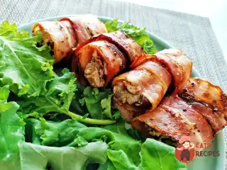 Рулетики зі смаженого бекону з грибною начинкою