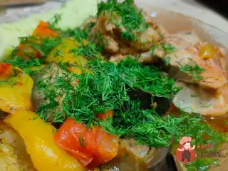 Курка тушкована з овочами