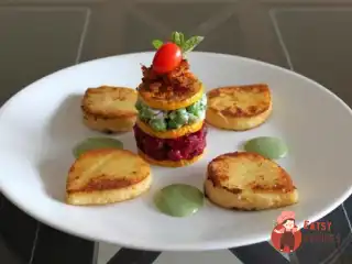 Листя поленти з овочевим мільфеєм та соусом з коріандру