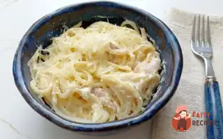 Паста карбонара з беконом і пармезаном