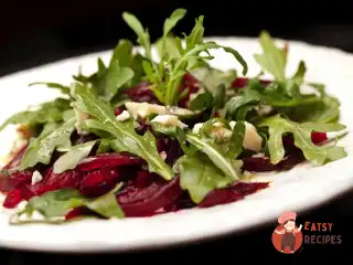 Салат з буряка з руколою, пармезаном та кедровими горішками