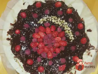 Брауні з суницею та малиною