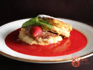 Французький тост з яблуком, вершковим сиром та полуничним кулі.