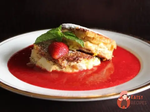 Французький тост з яблуком, вершковим сиром та полуничним кулі.