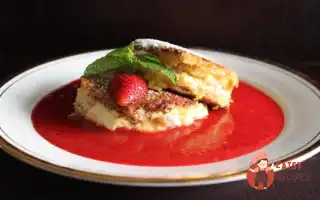 Французький Тост З Яблуком, Вершковим Сиром Та Полуничним Кулі.