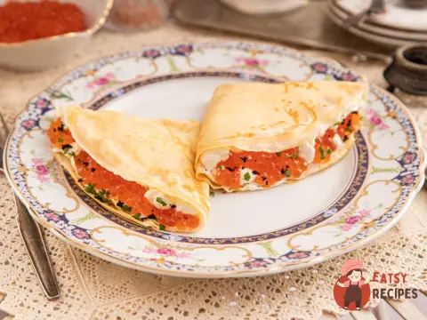 Млинці з ікрою та вершковим соусом