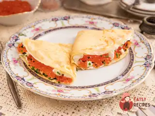 Млинці з ікрою та вершковим соусом