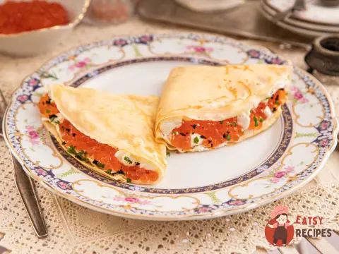 Млинці з ікрою та вершковим соусом