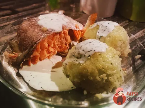 Форель, запечена з мелісою та лаймом з гарніром із кульок рису.