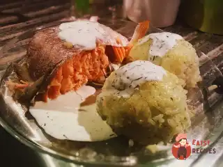 Форель, запечена з мелісою та лаймом з гарніром із кульок рису.