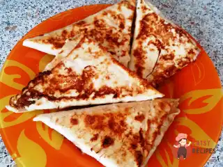 Куточки з лаваша з ковбасою та сиром