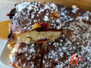 Сирний пиріг з яблуком і сливою