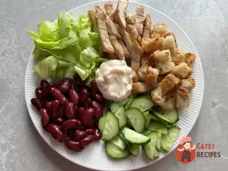 Салат з консервованою квасолею та індичкою
