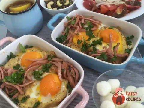 Яєчня з докторською ковбасою у хлібі
