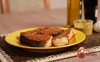 Запечені В Чорному Перці Шматочки Лосося, Мариновані В Кленовому Сиропі.