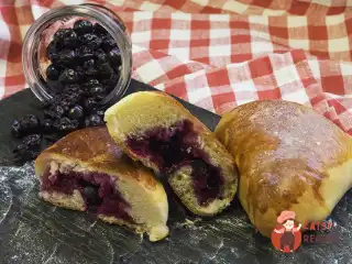 Пиріжки здобні зі смородиною