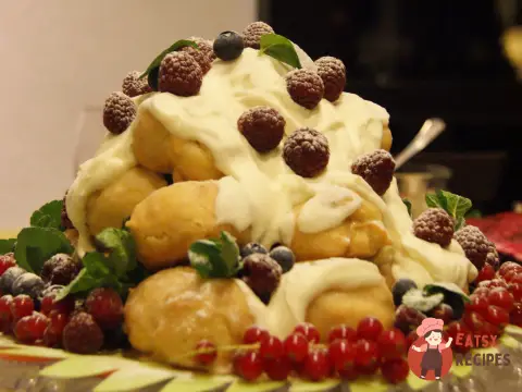 Весільний французький торт (Croquembuche)