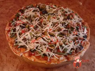 Піца з ковбасою, зеленою квасолею та оливками