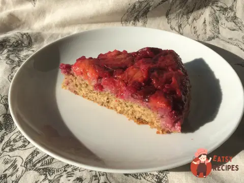 Сливово-брусничний безглютеновий перевернутий пиріг (upside down cake)