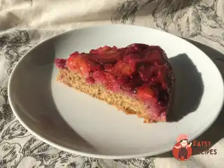 Сливово-брусничний безглютеновий перевернутий пиріг (upside down cake)