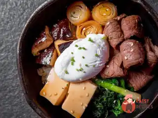 Рисовий боул з тофу та мармурової яловичини.