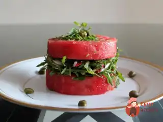 Салат з кавуна, руколи та редьки.