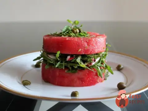 Салат з кавуна, руколи та редьки.