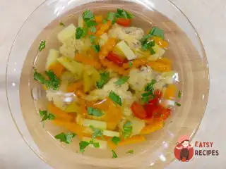 Курячий бульйон з галушками із сердець