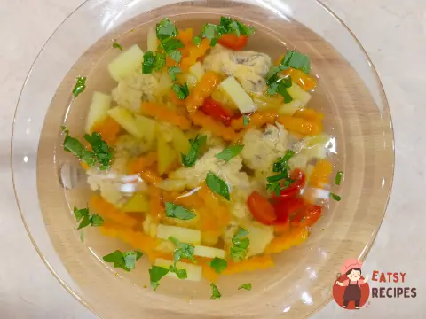 Курячий бульйон з галушками із сердець