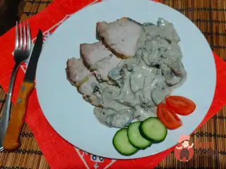 Свинина в духовці з грибною підливою