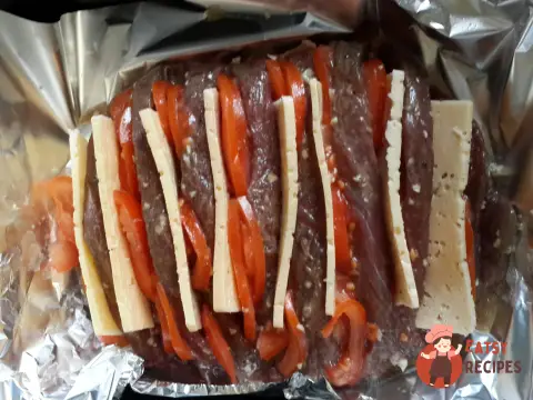 М'ясо, запечене гармошкою з сиром та помідорами.