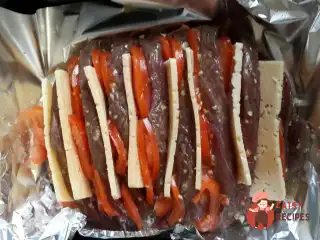 М'ясо, запечене гармошкою з сиром та помідорами.