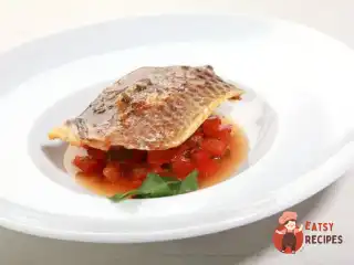 Смажений лосось під соусом сальсу