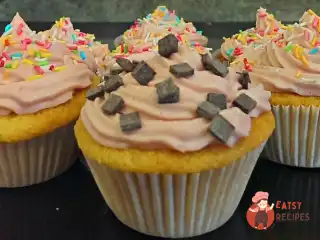 Капкейки з полуничною начинкою