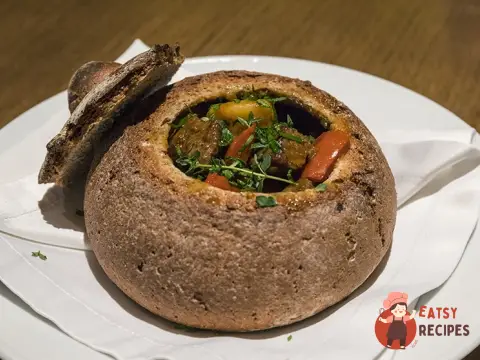 Гуляш у хлібі