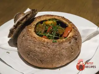 Гуляш у хлібі