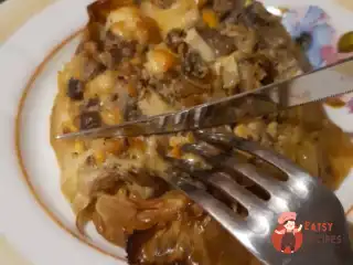 Запечена капуста з грибами, сиром та яйцями