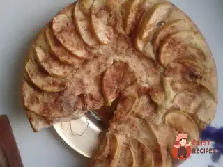 Шарлотка з корицею та яблуками