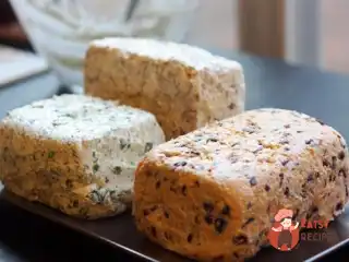 Три види сирних закусок із крекерами