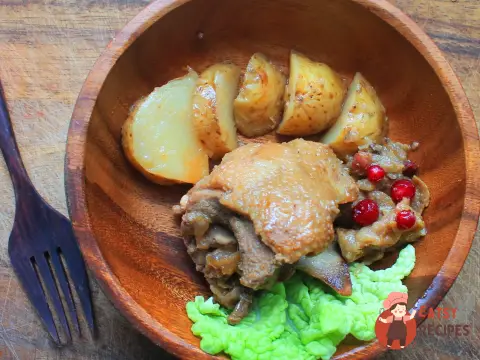 Качка, запечена з яблуками та молодою картоплею