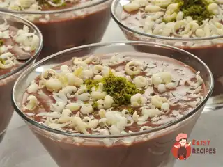 Шоколадний мус з перцем чилі, фісташками та коньяком.