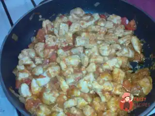 Курка з овочами та томатною пастою