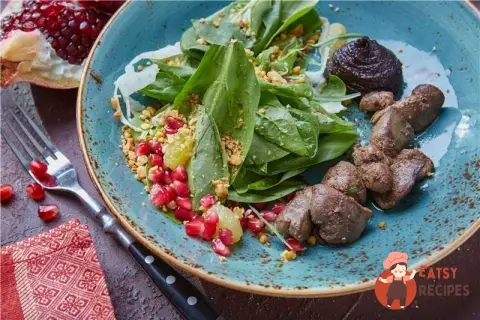 Салат з курячою печінкою та виноградом конфі