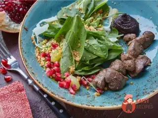Салат з курячою печінкою та виноградом конфі
