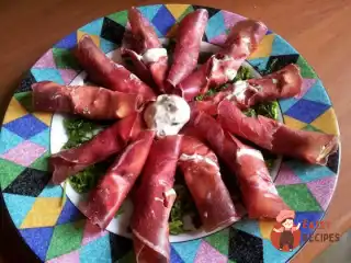 Рулетики з брезаоли з філадельфією та травами