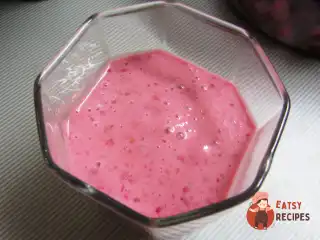 Малиновий мілкшейк з морозивом