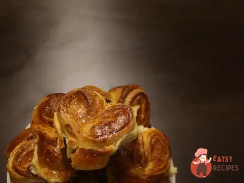 Дріжджові булочки з цукром