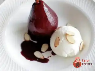 Груша у пряному вині з сирним морозивом