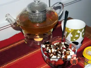 Легкий салат із полуницею та овечим сиром