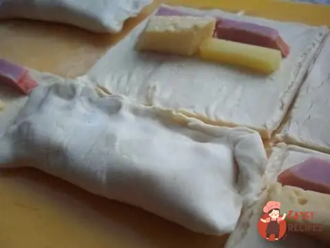 Листкові булочки з сиром та м'ясом